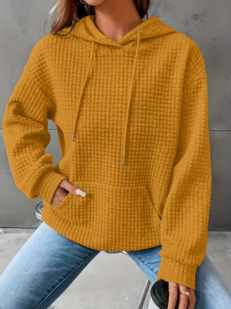 sudadera color mostaza con bolsillo canguro y capucha estilo casual