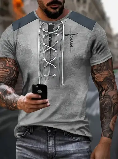playera informal premium con cordones en V y diseño de estilizado de pectoral y hombros ideal para caballeros  
