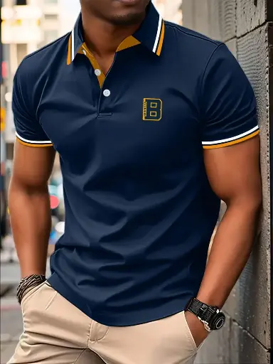 polo de estilo informal color azul marino con rallas finas y material de calidad 