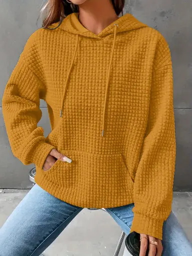 sudadera color mostaza con bolsillo canguro y capucha estilo casual